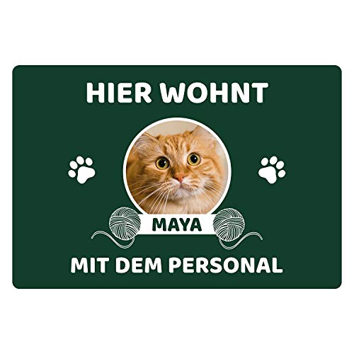 Geschenke 24 | Fußmatte personalisiert Hier wohnen Katzen (Grün - 1 Katze, Ohne Rand - 60x40cm) | mit Wunschfoto und Namen Bedruckt | lustige Schmutzfangmatte für Katzenliebhaber | Haustür von Geschenke 24