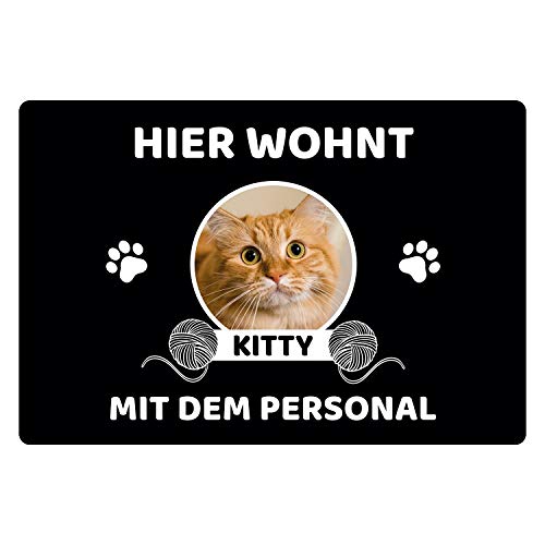 Geschenke 24 | Fußmatte personalisiert Hier wohnen Katzen (Schwarz - 1 Katze, Ohne Rand - 60x40cm) | mit Wunschfoto und Namen Bedruckt | lustige Schmutzfangmatte für Katzenliebhaber | Haustür von Geschenke 24