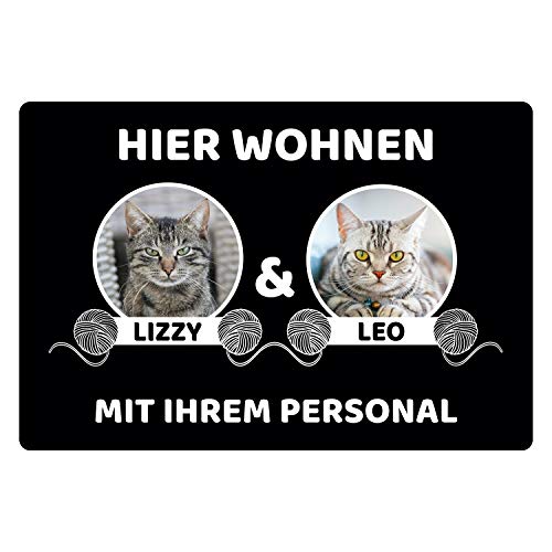 Geschenke 24 | Fußmatte personalisiert Hier wohnen Katzen (Schwarz - 2 Katzen, Ohne Rand - 60x40cm) | mit Wunschfoto und Namen Bedruckt | lustige Schmutzfangmatte für Katzenliebhaber | Haustür von Geschenke 24