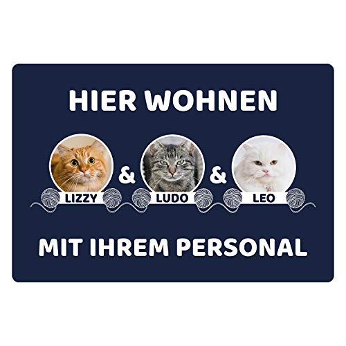 Geschenke 24 | Fußmatte personalisiert Hier wohnen Katzen (Blau - 3 Katzen, Ohne Rand - 60x40cm) | mit Wunschfoto und Namen Bedruckt | lustige Schmutzfangmatte für Katzenliebhaber | Haustür von Geschenke 24