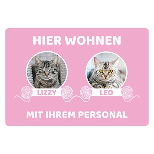 Geschenke 24 | Fußmatte personalisiert Hier wohnen Katzen (Rosa - 2 Katzen, Ohne Rand - 60x40cm) | mit Wunschfoto und Namen Bedruckt | lustige Schmutzfangmatte für Katzenliebhaber | Haustür von Geschenke 24