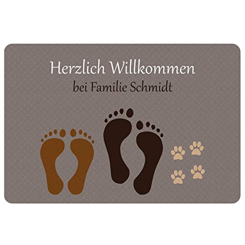 Geschenke 24 Fußmatte mit Fuß- und Pfotenabdrücken (Hellgrau, Paar + Haustier) - Schmutzfangmatte mit Familienname personalisiert - Eingangstür Haustür, Fußmatte lustig - Einweihungsgeschenk Wohnung von Geschenke 24