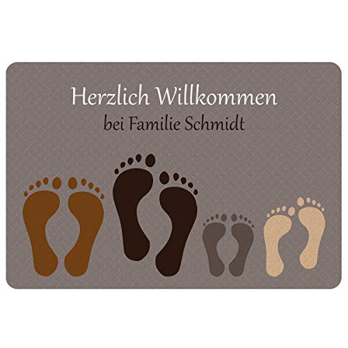 Geschenke 24 Fußmatte mit Fußabdrücken (Hellgrau, Paar + 2 Kinder) - Schmutzfangmatte mit Familienname personalisiert - Eingangstür Haustür, Fußmatte lustig - Einweihungsgeschenk Wohnung von Geschenke 24