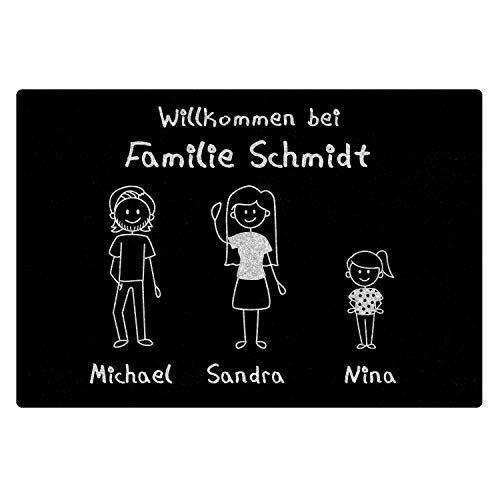 Geschenke 24 Fußmatte personalisiert Comic Figuren Willkommen bei (Schwarz, 3 Figuren) - Fußmatte Familie, Fussmatte mit Namen - Deko Eingangstür Haustür - Schmutzfangmatte, Fußmatte lustig von Geschenke 24