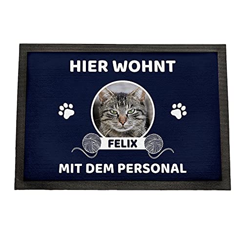 Geschenke 24 | Fußmatte personalisiert Hier wohnen Katzen (Blau - 1 Katze, Mit Rand - 50x35cm) | mit Wunschfoto und Namen Bedruckt | lustige Schmutzfangmatte für Katzenliebhaber | Haustür von Geschenke 24