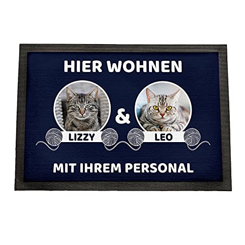 Geschenke 24 | Fußmatte personalisiert Hier wohnen Katzen (Blau - 2 Katzen, Mit Rand - 60x40cm) | mit Wunschfoto und Namen Bedruckt | lustige Schmutzfangmatte für Katzenliebhaber | Haustür von Geschenke 24