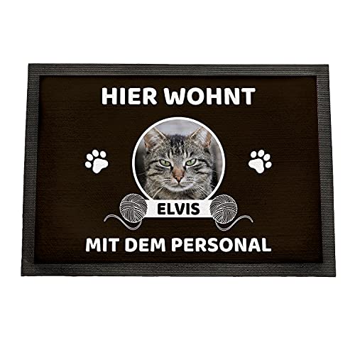 Geschenke 24 | Fußmatte personalisiert Hier wohnen Katzen (Braun - 1 Katze, Mit Rand - 50x35cm) | mit Wunschfoto und Namen Bedruckt | lustige Schmutzfangmatte für Katzenliebhaber | Haustür von Geschenke 24