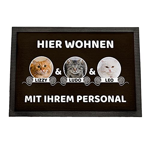 Geschenke 24 | Fußmatte personalisiert Hier wohnen Katzen (Braun - 3 Katzen, Mit Rand - 50x35cm) | mit Wunschfoto und Namen Bedruckt | lustige Schmutzfangmatte für Katzenliebhaber | Haustür von Geschenke 24