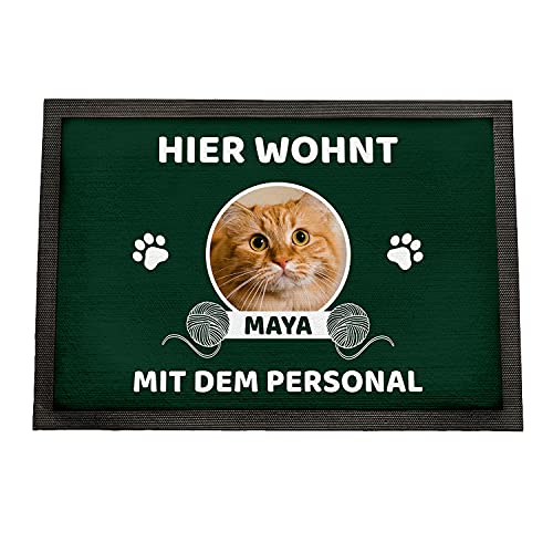 Geschenke 24 | Fußmatte personalisiert Hier wohnen Katzen (Grün - 1 Katze, Mit Rand - 50x35cm) | mit Wunschfoto und Namen Bedruckt | lustige Schmutzfangmatte für Katzenliebhaber | Haustür von Geschenke 24