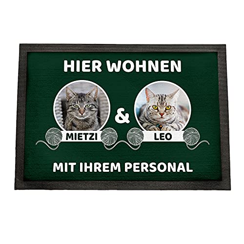 Geschenke 24 | Fußmatte personalisiert Hier wohnen Katzen (Grün - 2 Katzen, Mit Rand - 75x50cm) | mit Wunschfoto und Namen Bedruckt | lustige Schmutzfangmatte für Katzenliebhaber | Haustür von Geschenke 24