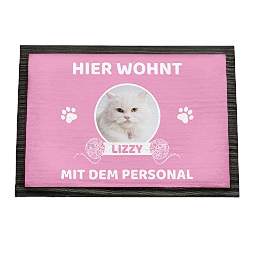 Geschenke 24 | Fußmatte personalisiert Hier wohnen Katzen (Rosa 1 - Katze, Mit Rand - 60x40cm) | mit Wunschfoto und Namen Bedruckt | lustige Schmutzfangmatte für Katzenliebhaber | Haustür von Geschenke 24