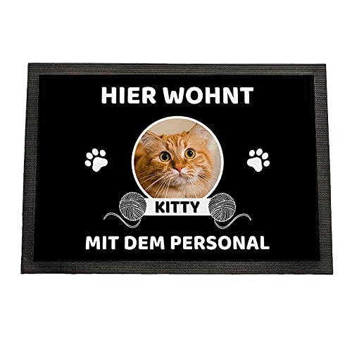 Geschenke 24 | Fußmatte personalisiert Hier wohnen Katzen (Schwarz -1 Katze, Mit Rand - 50x35cm) | mit Wunschfoto und Namen Bedruckt | lustige Schmutzfangmatte für Katzenliebhaber | Haustür von Geschenke 24