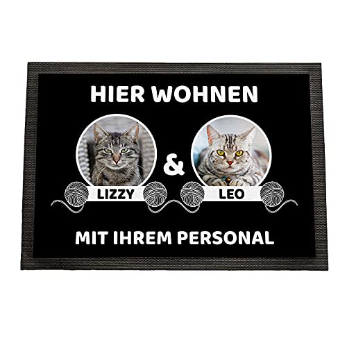 Geschenke 24 | Fußmatte personalisiert Hier wohnen Katzen (Schwarz 2 Katzen, Mit Rand - 50x35cm) | mit Wunschfoto und Namen Bedruckt | lustige Schmutzfangmatte für Katzenliebhaber | Haustür von Geschenke 24