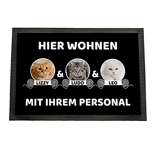 Geschenke 24 | Fußmatte personalisiert Hier wohnen Katzen (Schwarz - 3 Katzen, Mit Rand - 75x50cm) | mit Wunschfoto und Namen Bedruckt | lustige Schmutzfangmatte für Katzenliebhaber | Haustür von Geschenke 24