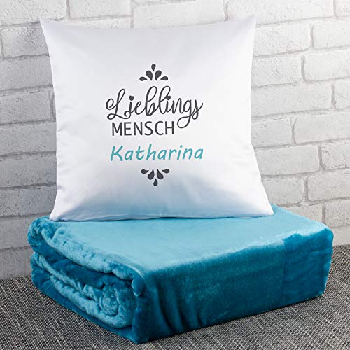 Geschenke 24 Geschenkset-Lieblingsmensch® (Petrol, mit Name): Kuscheldecke und Kissen Set mit Wunschname Bestickt - Geburtstagsgeschenk Valentinstagsgeschenk Muttertagsgeschenk von Geschenke 24