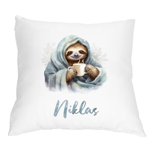 Kuschel-Kissen personalisiert Faultier-Motiv im Comic-Stil (Coffee im Winter) | mit Wunschname Bedruckt | Witziges Dekogeschenk | 40 x 40 cm von Geschenke 24