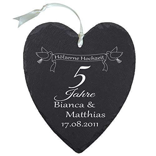 Geschenke 24 Schieferherz – Hölzerne Hochzeit Tauben: persönliches Schiefer Herz Bedruckt – personalisiert mit Namen + Datum – 5. Hochzeitstag Geschenk von Geschenke 24