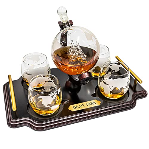 Geschenke 24 Whiskey Karaffe Globus mit Holzsockel personalisiert mit Wunschdatum (Tablett für 4 Gläser) | Geschenk für Whisky-Kenner | Geschenkidee zur Hochzeit, Geburtstag, Vatertag von Geschenke 24