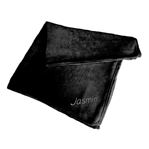 Geschenke 24 personalisierte Kuscheldecke mit Namen I 180x130 I Schwarz I Maschinenwaschbar I Bestickte Decke mit Personalisierung I Wohndecke Tagesdecke flauschig weich gemütlich I Weihnachten von Geschenke 24