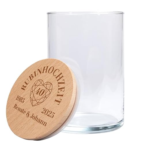 Personalisiertes Vorratsglas mit Holzdeckel | zur Rubinhochzeit | Hochzeitstagsgeschenk | mit Wunschnamen und Jahreszahlen graviert | Geschenkidee für das Jubiläumspaar von Geschenke 24