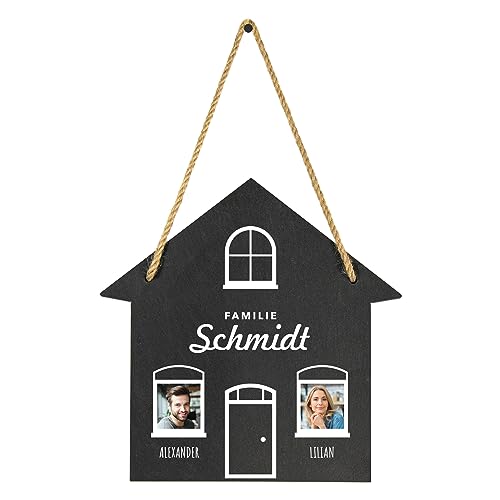 Schiefertafel Familie in Haus-Form (2 Fotos) | personalisiert mit Familiennamen und bis zu vier Wunschfotos bedruckt | Dekogeschenk zum Aufhängen | nachhaltige Geschenkidee von Geschenke 24