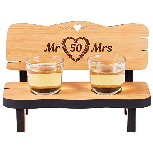 Schnapsbank mit Gravur als personalisiertes Hochzeitsgeschenk für das Brautpaar | inkl. 2 Schnapsgläsern aus Glas | Mr & Mrs & Zahl | Geschenk zur Hochzeit Hochzeitstag | Ausgefallene Geschenkidee Schnapsbank mit Gravur als personalisiertes Hochzeitsgeschenk für das Brautpaar | inkl. 2 Schnapsgläsern aus Glas | Mr & Mrs & Zahl | Geschenk zur Hochzeit Hochzeitstag | Ausgefallene Geschenkidee von Geschenke 24