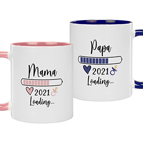Tasse Mama/Papa lädt (Geschenkset - personalisiert): Kaffeetasse mit Namen bedruckt als Geschenkidee zur Babyparty - personalisierter Keramik Kaffeebecher mit Spruch in rosa und blau zur Geburt von Geschenke 24