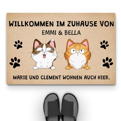 Geschenke Mall Personalisierte Fussmatte - Herzlich Willkommen Bei - Fussmatte Mit Namen, Personalisierte Fußmatte, Fussmatte Selbst Gestalten, Fussmatte Familie (2 Katzen) von Geschenke Mall