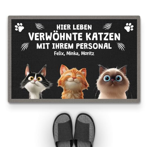 Geschenke Mall Personalisierte Fussmatte - Hier Leben Verwöhnte Katzen Mit Ihrem Personal - Türmatte Katze, Fussmatte Selbst Gestalten, Katzen Personalisiert (#3, Modell #1) von Geschenke Mall