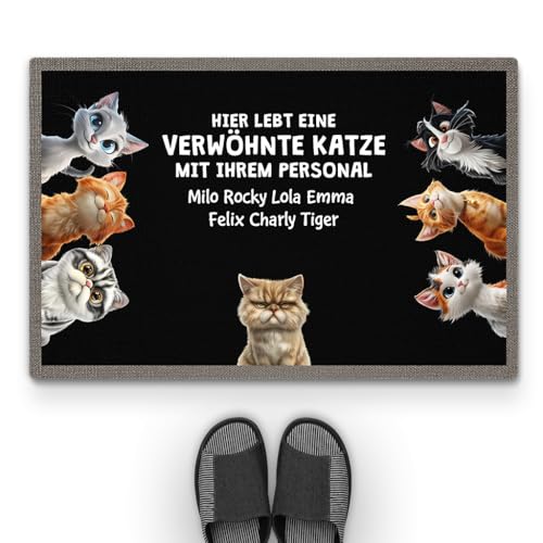 Geschenke Mall Personalisierte Fussmatte - Hier Leben Verwöhnte Katzen Mit Ihrem Personal - Türmatte Katze, Fussmatte Selbst Gestalten, Katzen Personalisiert (#7, Modell #1) von Geschenke Mall