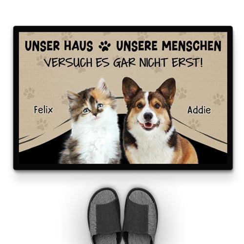 Geschenke Mall Personalisierte Fußmatte - Unser Haus Unsere Menschen - Fussmatte Mit Namen, Fussmatte Personalisiert Familie (4 Haustiers) von Geschenke Mall