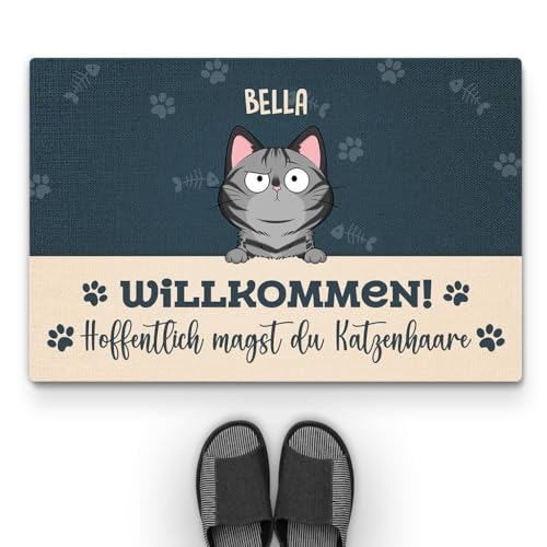Geschenke Mall Personalisierte Fussmatte - Willkommen Hoffentlich Magst Du Katzenhaare - Fussmatte Mit Namen, Fussmatte Selbst Gestalten, Fussmatte Familie (Modell #1, 1 Katze) von Geschenke Mall