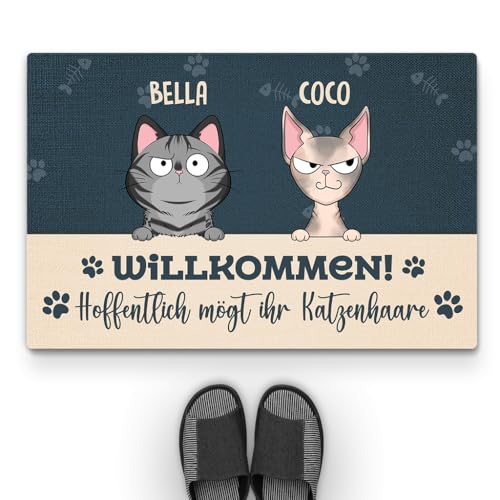 Geschenke Mall Personalisierte Fussmatte - Willkommen Hoffentlich Magst Du Katzenhaare - Fussmatte Mit Namen, Fussmatte Selbst Gestalten, Fussmatte Familie (Modell #1, 2 Katzen) von Geschenke Mall