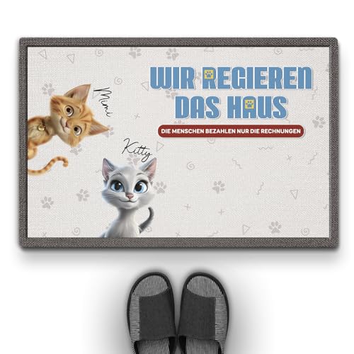 Geschenke Mall Personalisierte Fussmatte - Wir Regieren Das Haus Cartoon - Fussmatte Mit Namen, Fussmatte Selbst Gestalten, Fussmatte Katzen Personalisiert (#2, Modell 1) von Geschenke Mall
