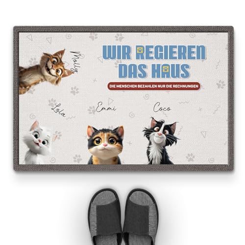 Geschenke Mall Personalisierte Fussmatte - Wir Regieren Das Haus Cartoon - Fussmatte Mit Namen, Fussmatte Selbst Gestalten, Fussmatte Katzen Personalisiert (#4, Modell 1) von Geschenke Mall