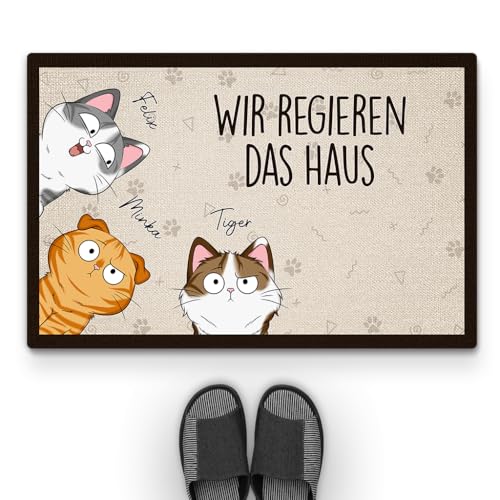 Geschenke Mall Personalisierte Fussmatte - Wir Regieren Das Haus - Personalisierte Fußmatte, Fussmatte Mit Namen, Fussmatte Selbst Gestalten, Fussmatte Familie (8 Katzen) von Geschenke Mall