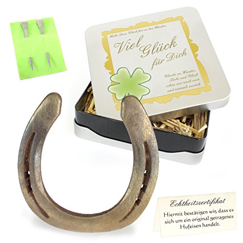 Geschenke mit Namen getragenes Glückshufeisen mit Widmung: VIEL GLÜCK FÜR Dich| inklusive Echtheitszertifikat und 2 Hufnägeln, in edler Designbox Echtes Hufeisen, Metall, Gold, 17 x 17 x 4.5 cm Geschenke mit Namen getragenes Glückshufeisen mit Widmung: VIEL GLÜCK FÜR Dich| inklusive Echtheitszertifikat und 2 Hufnägeln, in edler Designbox Echtes Hufeisen, Metall, Gold, 17 x 17 x 4.5 cm von Geschenke mit Namen