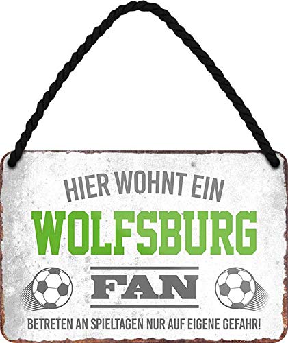 Geschenkeparadies 24 Blechschild Schild Wandschild 18 x 12cm mit Kordel Hier wohnt EIN Wolfsburg Fan von Geschenkeparadies 24