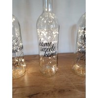Zuhause Leuchtflasche Mit Spruch von Geschenkeplotterei