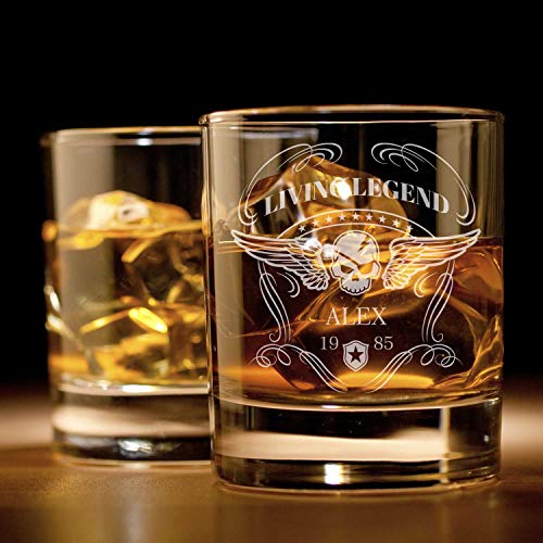Whiskey Glas mit Gravur (Name & Datum) I Rockiges Totenkopf Design I Personalisiertes Whiskyglas für Männer & Motorradfahrer von Smyla