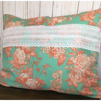 Blumen Kissenbezug 16x20 Pink Magnolie, Aqua Pfirsich Mit Spitze von GetCreativeSewing