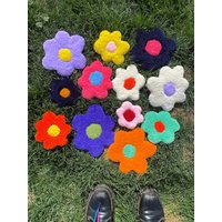 Handgetufteter Kleiner Indie-Blumenteppich-Wandbehang/Untersetzer von GetTUFT