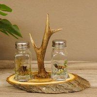 Geschenk Jäger Salz & Pfeffer Set Mit Jagdmotiv Auf Akazie Rehbock Stange Als Griff Gtk27.40.1.11 Geschenk Jäger Salz & Pfeffer Set Mit Jagdmotiv Auf Akazie Rehbock Stange Als Griff Gtk27.40.1.11 von GeweiheKrumholz