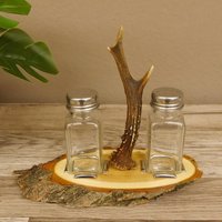 Geschenk Jäger Salz & Pfeffer Set Mit Jagdmotiv Auf Akazie Rehbock Stange Als Griff Gtk27.40.4.1 Geschenk Jäger Salz & Pfeffer Set Mit Jagdmotiv Auf Akazie Rehbock Stange Als Griff Gtk27.40.4.1 von GeweiheKrumholz