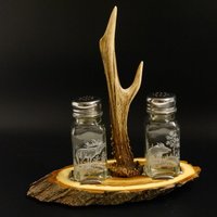 Geschenk Jäger Salz & Pfeffer Set Mit Jagdmotiv Auf Akazie Rehbock Stange Als Griff Gtk27.40.6.1 von GeweiheKrumholz