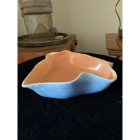 Midcentury Rote Flügel Keramik Schale von Ghostofthetime
