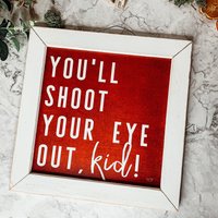 "Weihnachts-story-Zeichen, "You'll Shoot Your Eye Out Kid"-Holzschild, Lustiges Weihnachtsdekor & Feiertagsfilmzitat, Weißer Rahmen, Rotes "Weihnachts-story-Zeichen, "You'll Shoot Your Eye Out Kid"-Holzschild, Lustiges Weihnachtsdekor & Feiertagsfilmzitat, Weißer Rahmen, Rotes von GiaRomaLifestyle