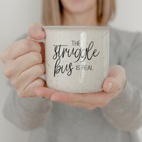 struggle Bus Geschenk Für Frauen Und Männer, Geburtstagsgeschenkideen Den Besten Freund Oder Ehepartner, Lustige Kaffeetassen-Zitate, Der Ist Echte von GiaRomaLifestyle