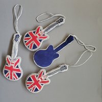 Weihnachtsdekoration Union Jack Gitarre - Filigraner Baumschmuck Gesteppte Weihnachtsverzierung Personalisierte Stocking Stuffer Ornament von GibbDaan