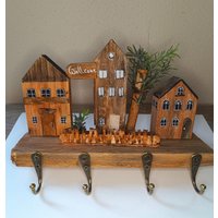 Schlüsselaufbewahrung, Schlüsselboard, Holzarbeit, Holzboard, Messinghaken, Welcome, Weihnachten, Weihnachtsgeschenk, Wohnen, Holzhäuschen von GiddisKunst